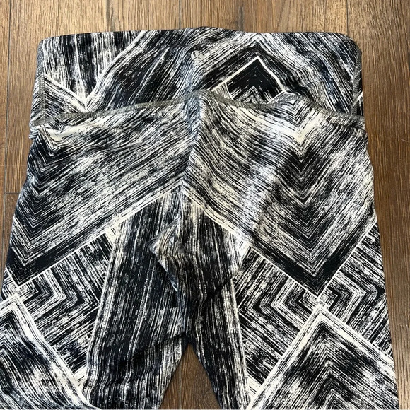 Lululemon Wunder Under Crop II *Full-On Luon Heat Wave White Black SZ 8 - Picture 4 of 6